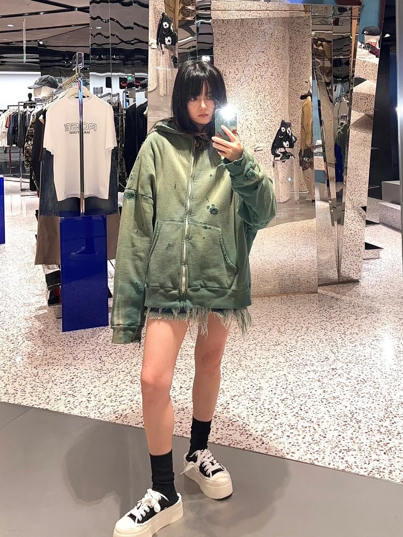 SAINT Mxxxxxx DBL FACE ZIP UP HOODIE/GREEN Double-layer destroyed waffle zipper jacket, washed green S-XL, a style that has been used in the summer. After continuous fine polishing, it has finally been shipped. The finished product is simply a work of art. Super heavy washing and distressing. Multiple water fades. Excessive hand-made wormhole destruction processing. Deconstruction and reorganization embroidery technology. Custom-made zippers with LOGO. The color details of the zipper webbing are also correct. Original grade fruit main label and wash water label. Top purchasing grade. A layer of waffle fabric is added to the inner lining to make the overall texture stronger and increase the comfort and warmth of the wearer.